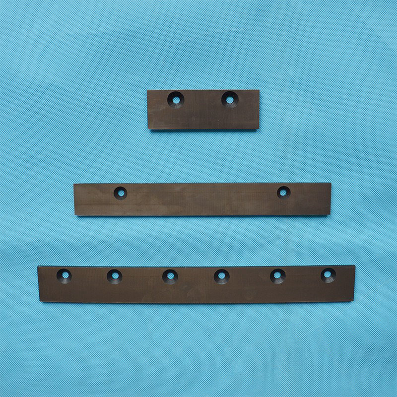 Vacuum drum wear-resistant scraper
